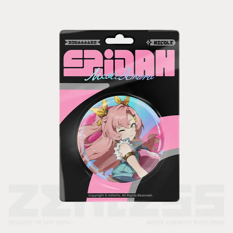 A 58mm tinplate pin featuring Nicole Demara from Zenless Zone Zero in her Lidu Fashion outfit, presented on a playful pink and black back card with SPIDAH lettering. The pin’s holographic backing gives it a vivid, eye-catching effect.