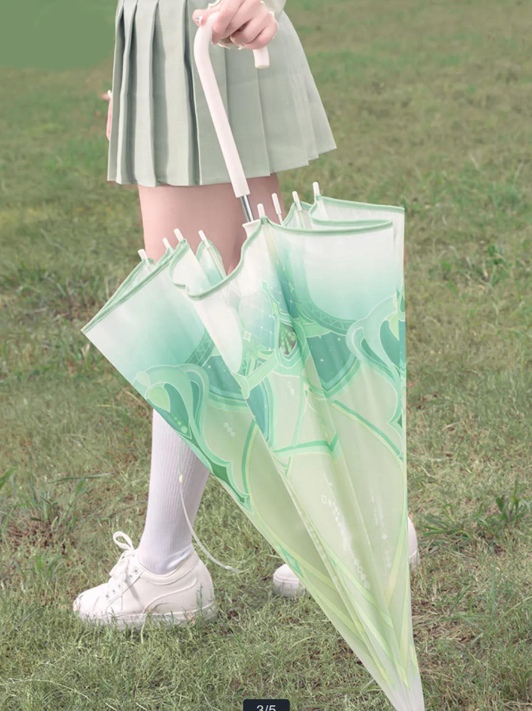 When collapsed, the umbrella’s lightweight, slim design makes it easy to carry, with its gradient green pattern remaining a subtle, stylish detail.