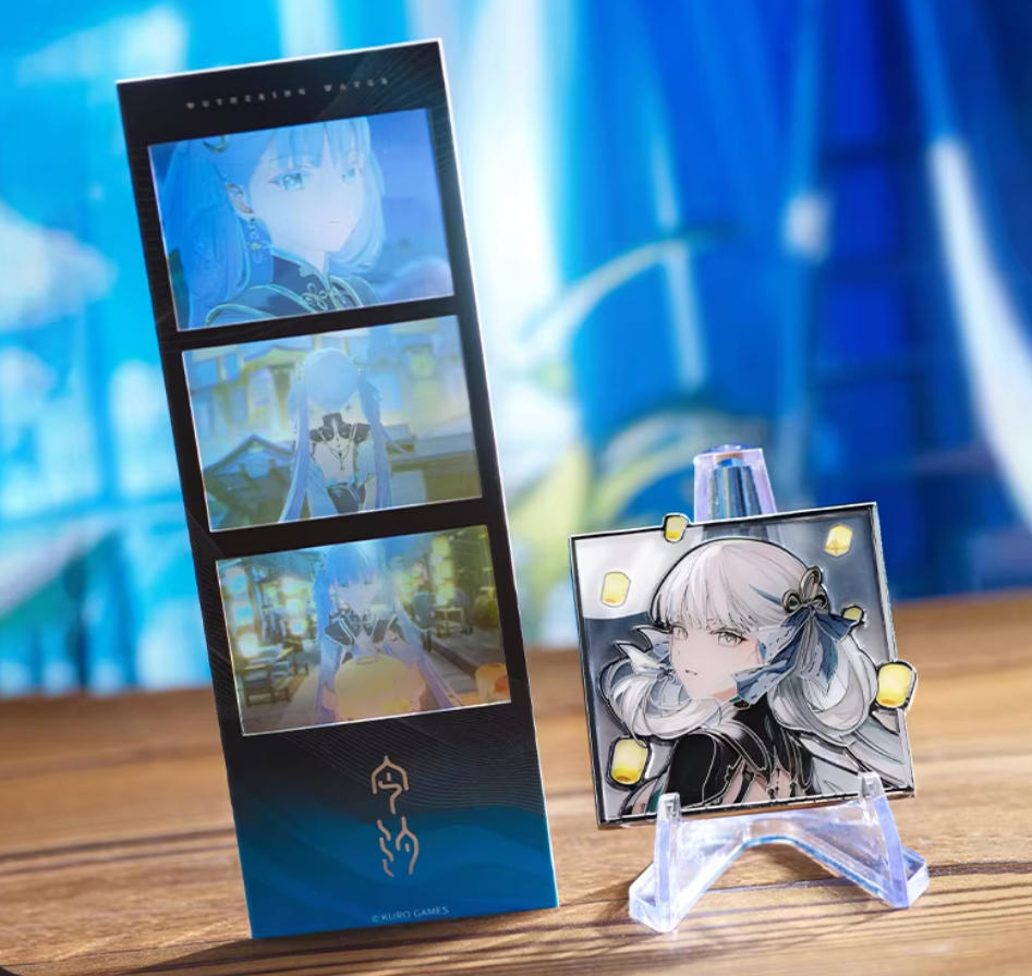 This set features Jinxi from Wuthering Waves, including a 3-frame paper photo strip with offset-printed in-game scenes and a zinc alloy badge with UV printing and epoxy resin, showcasing her serene portrait with a glossy finish.