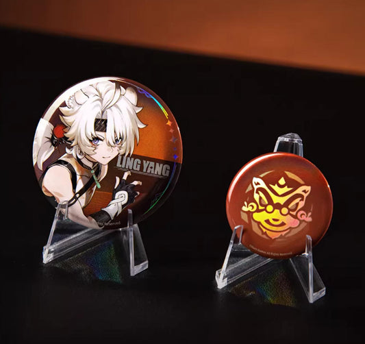 This set showcases Ling Yang, with a 58mm character badge on a warm amber backdrop and a 38mm holographic fox emblem. The dual shimmer adds a playful, glowing touch.