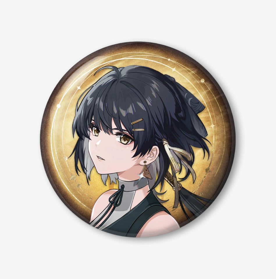 This Wuthering Waves tinplate badge features the female Rover, with a warm, aged gold background and a delicate gold foil border, finished with offset printing.