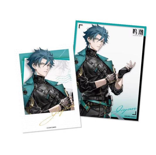 This set showcases Ji Yan from Wuthering Waves, with an 89×63mm silver card polaroid and a 102×76mm PET group photo card, highlighting his bold, dynamic style.