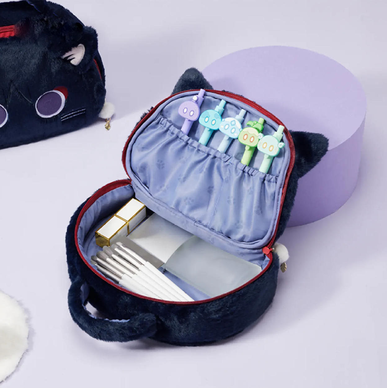 The roomy interior has a pen-slot compartment for cosmetics and stationery, with a light blue, paw-print-lined interior that keeps items organized and stylish.