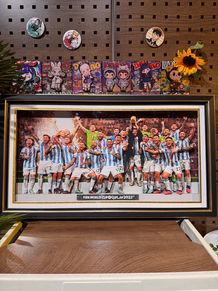 [3D Collector's Edition] 2022 Argentina World Cup Champions Commemorative 3D Painting | Messi's trophy-winning moment | High-definition exquisite printing | Perfect for fans' living rooms and study rooms